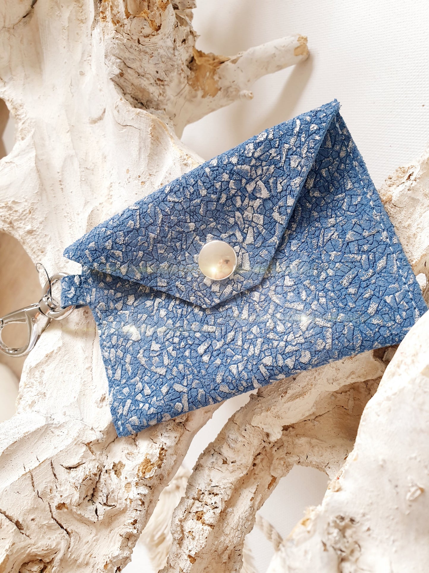 Minibag Taschenanhänger aus Leder mit Prägung blau silber
