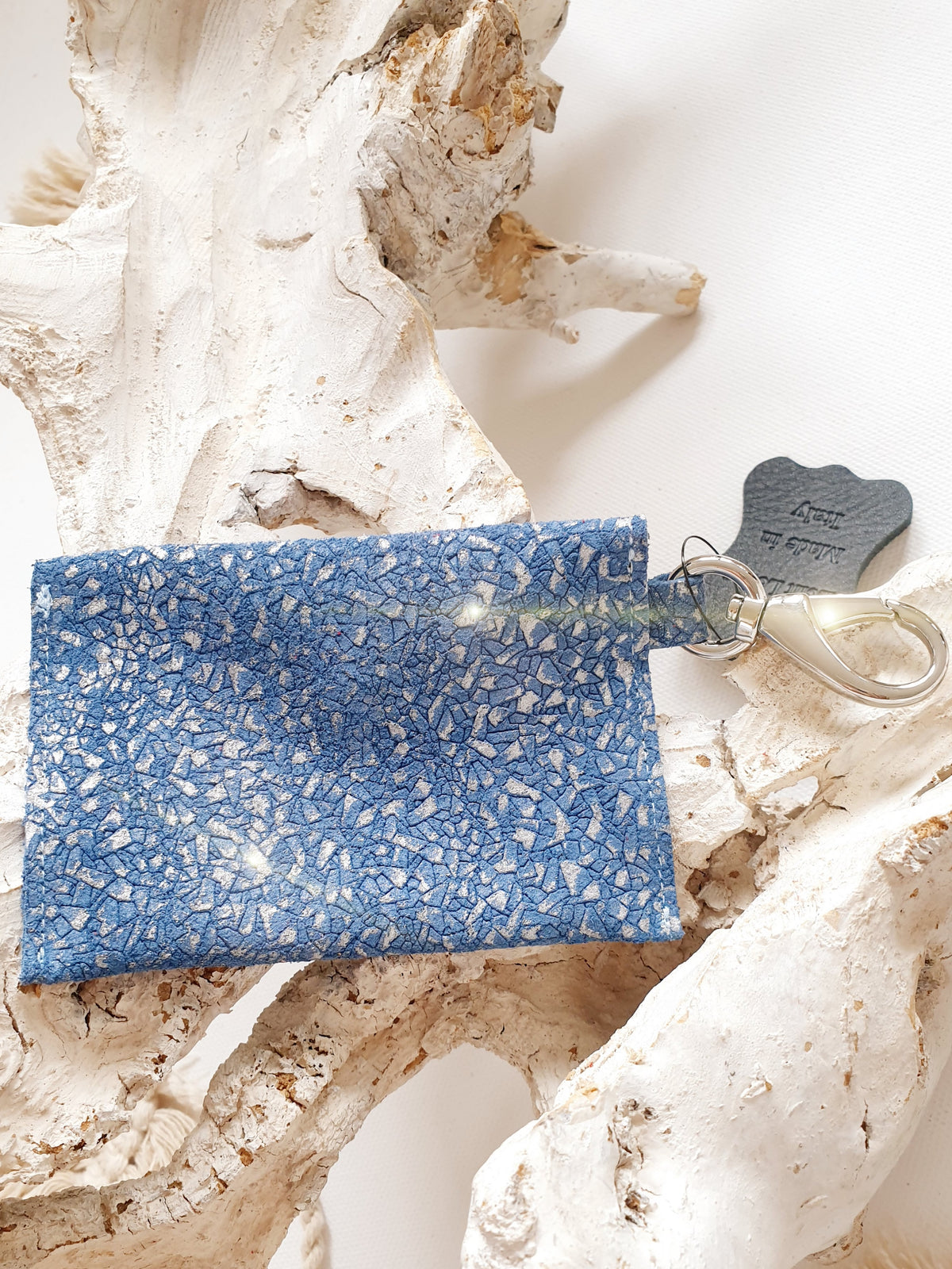 Minibag Taschenanhänger aus Leder mit Prägung blau silber