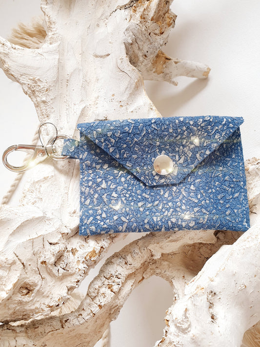 Minibag Taschenanhänger aus Leder mit Prägung blau silber