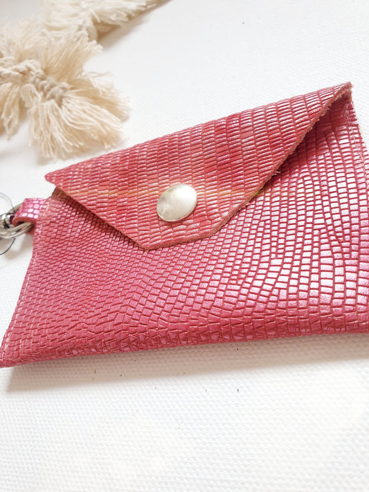 Minibag Taschenanhänger aus Leder mit Schlangenprägung in Pink