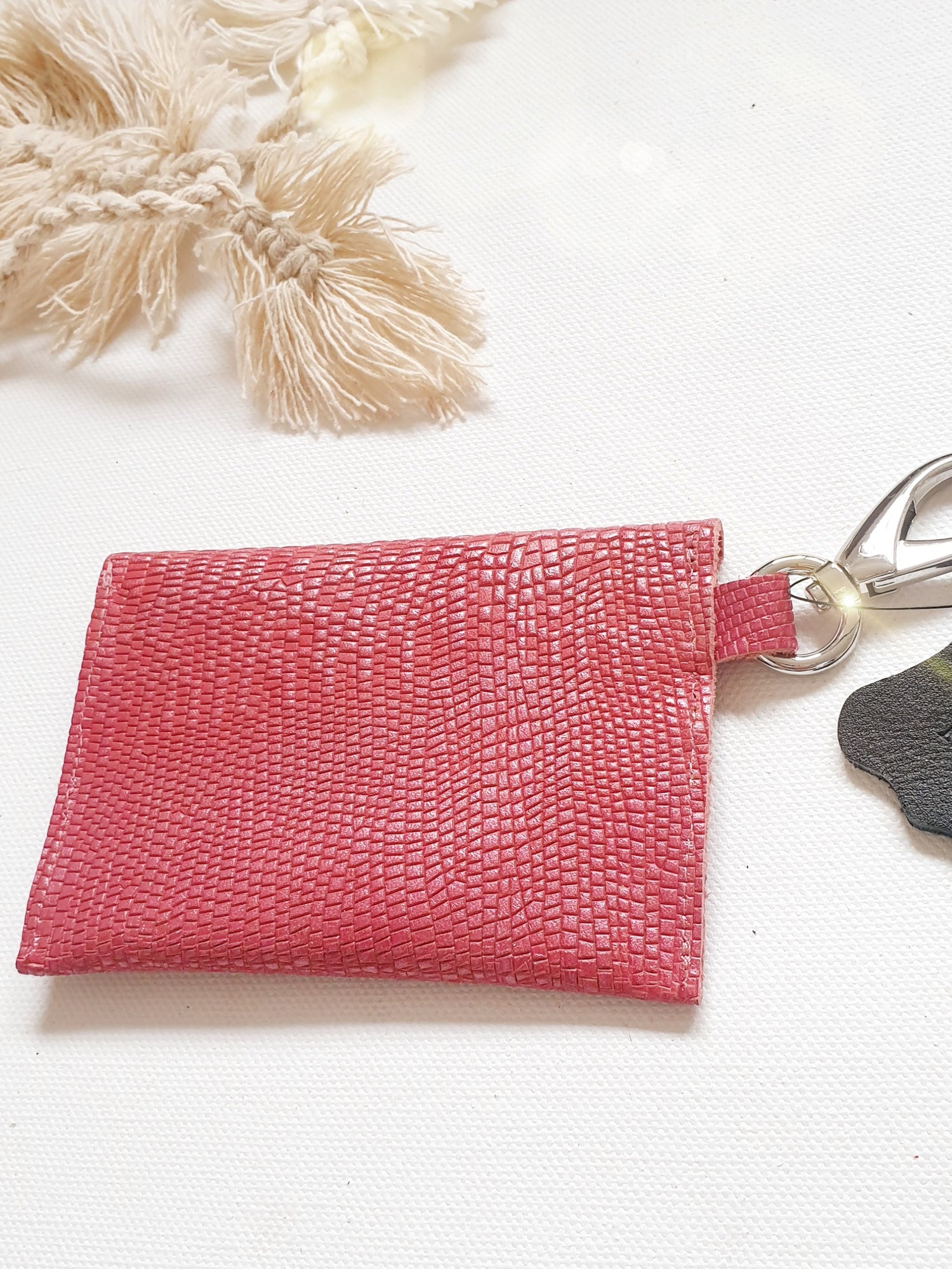Minibag Taschenanhänger aus Leder mit Schlangenprägung in Pink
