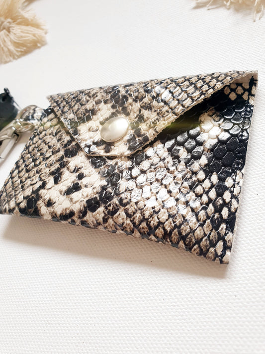 Minibag Taschenanhänger aus Leder mit Schlangen Prägung schwarz beige