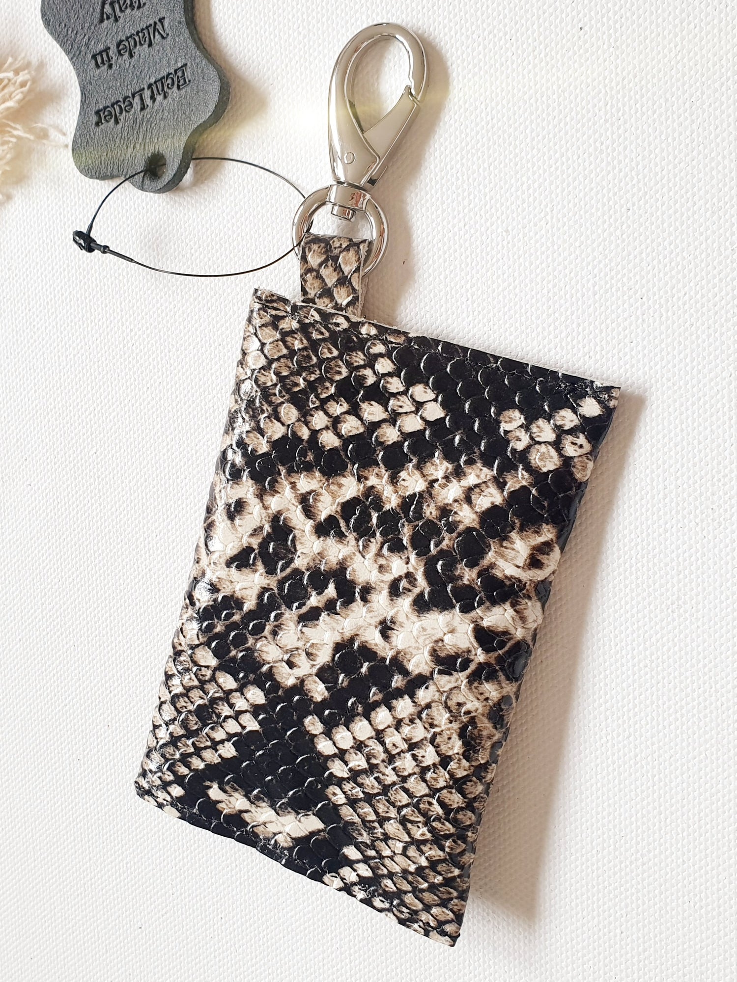 Minibag Taschenanhänger aus Leder mit Schlangen Prägung schwarz beige