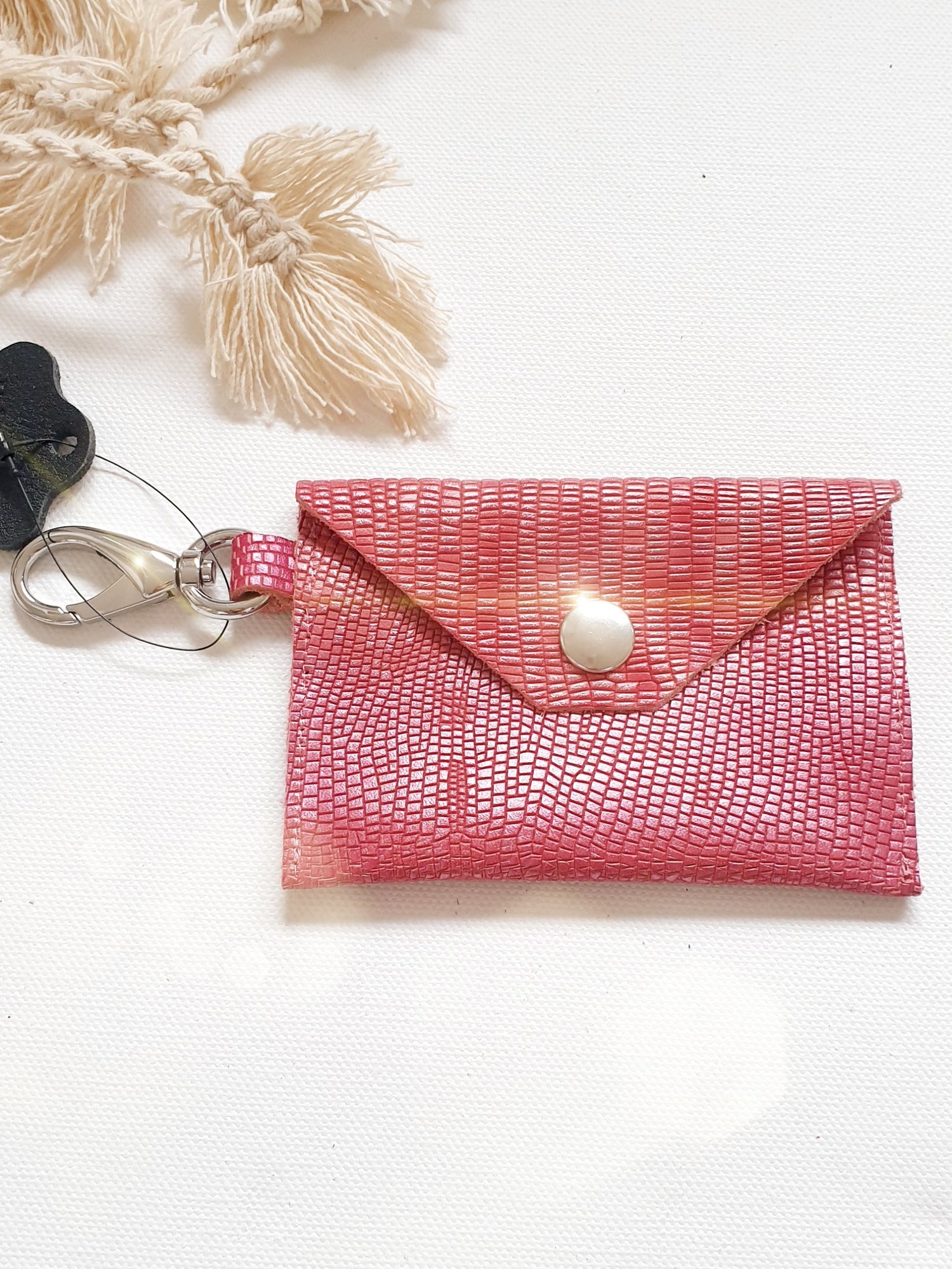 Minibag Taschenanhänger aus Leder mit Schlangenprägung in Pink