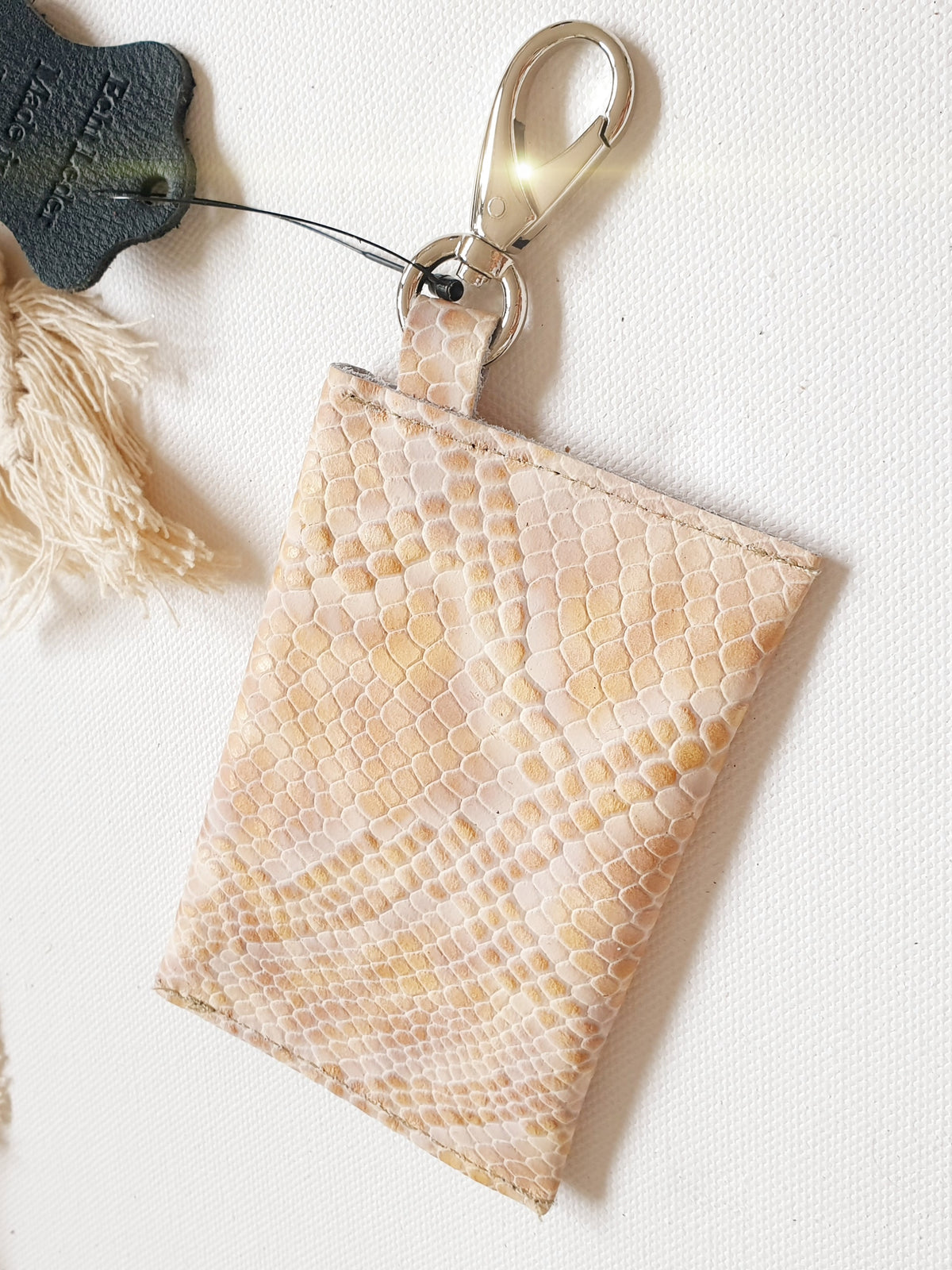 Minibag Taschenanhänger aus Leder mit Schlangen Prägung nude beige