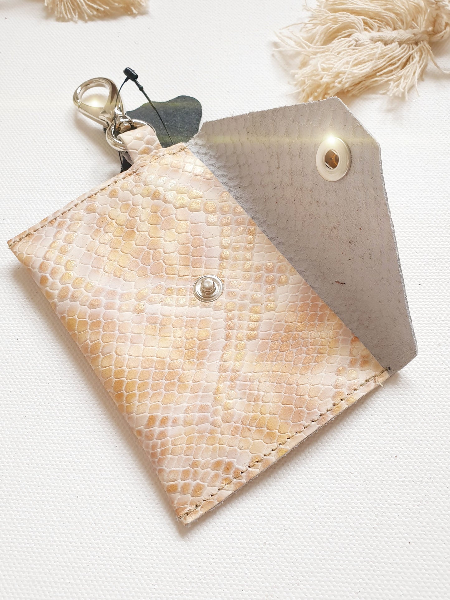 Minibag Taschenanhänger aus Leder mit Schlangen Prägung nude beige