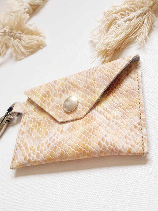 Minibag Taschenanhänger aus Leder mit Schlangen Prägung nude beige