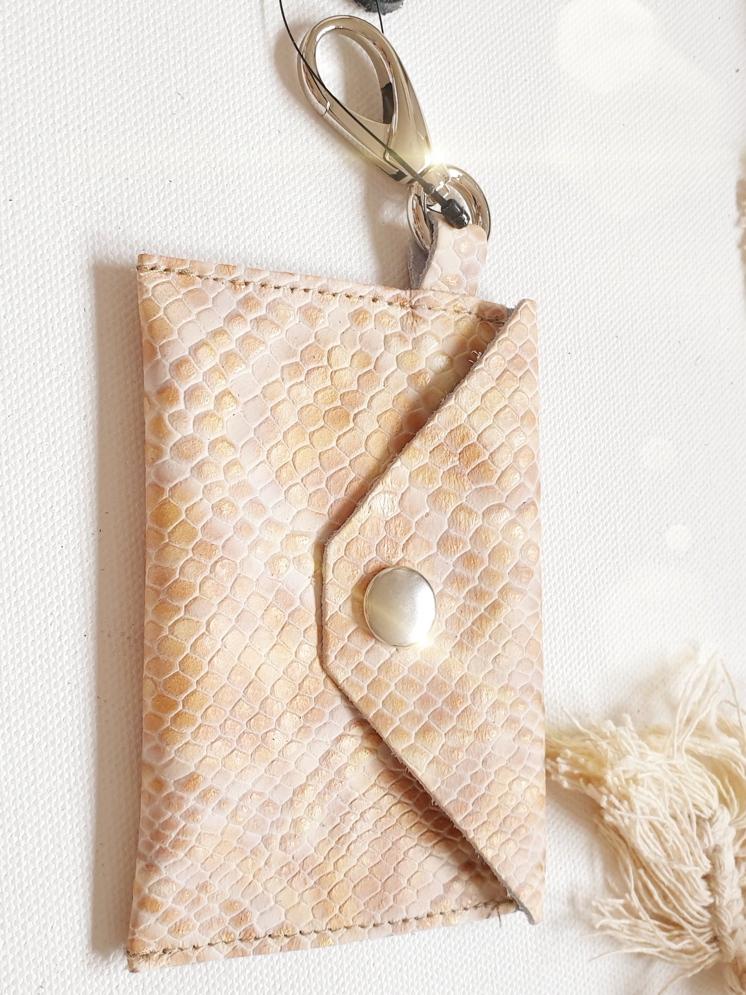 Minibag Taschenanhänger aus Leder mit Schlangen Prägung nude beige