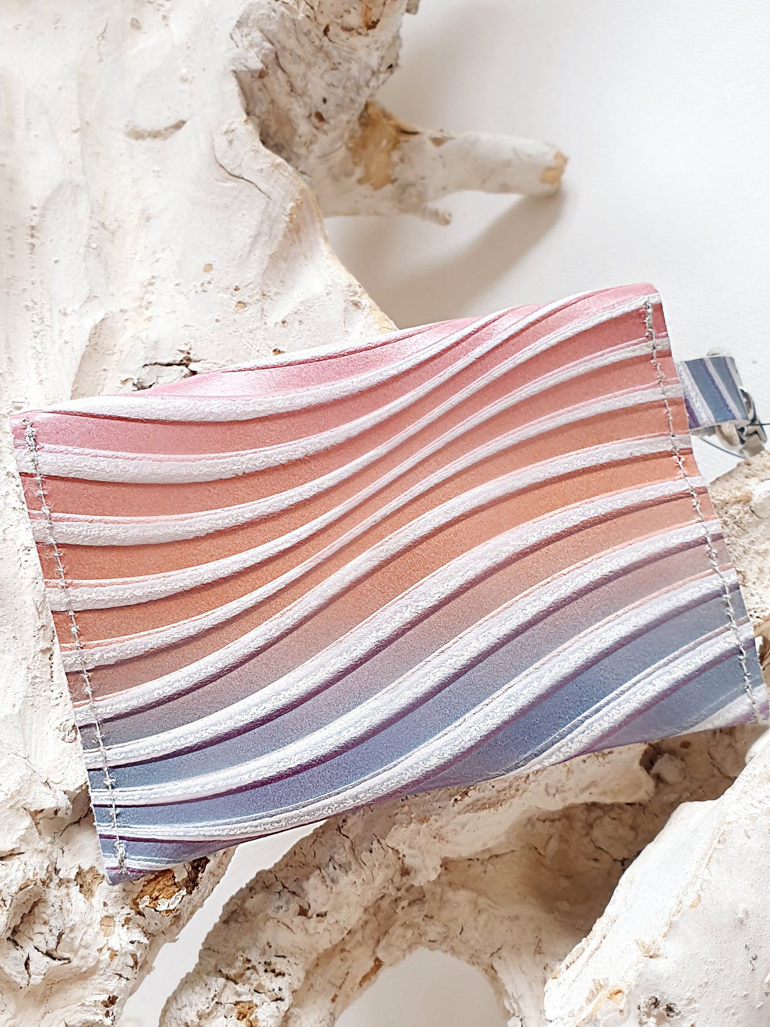 Minibag Taschenanhänger aus Leder mit Wellenprägung in Pink