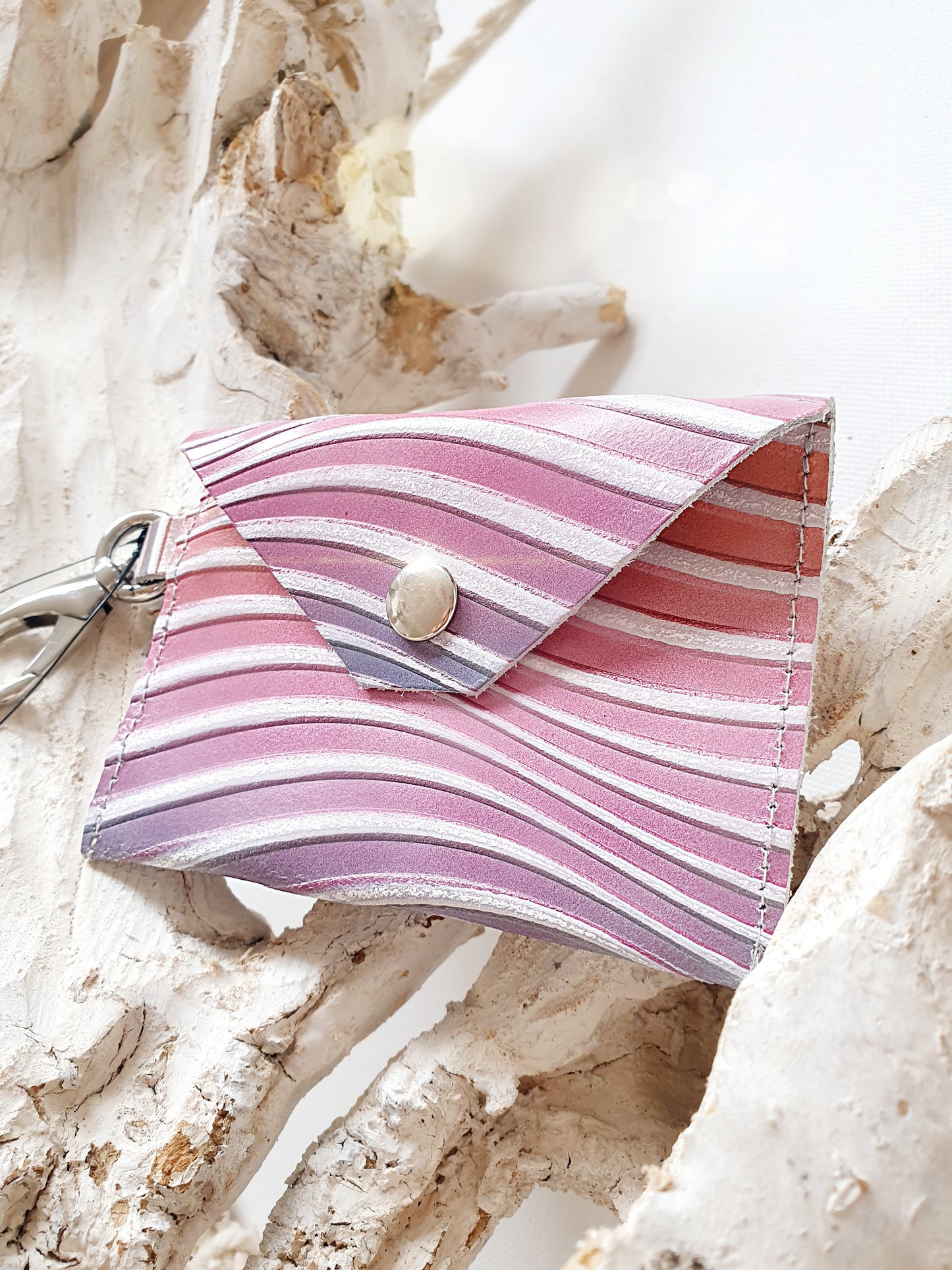 Minibag Taschenanhänger aus Leder mit Wellenprägung in Pink
