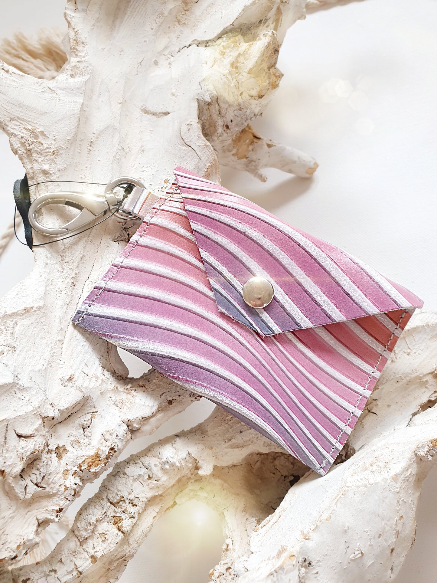Minibag Taschenanhänger aus Leder mit Wellenprägung in Pink