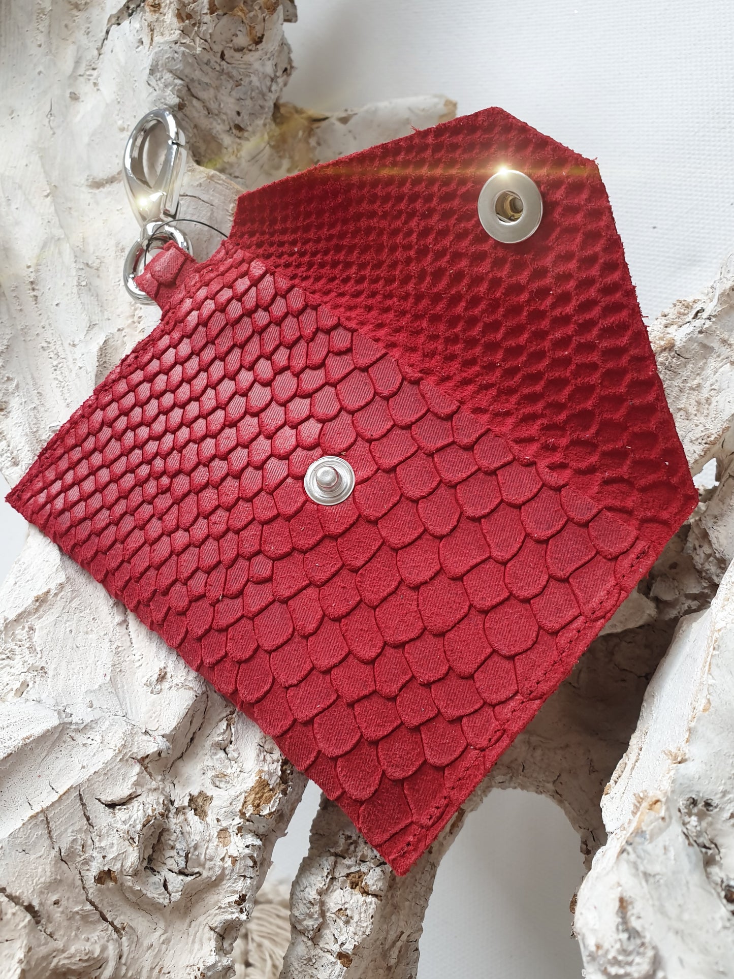 Minibag Taschenanhänger aus Leder mit Schlangen Prägung rot