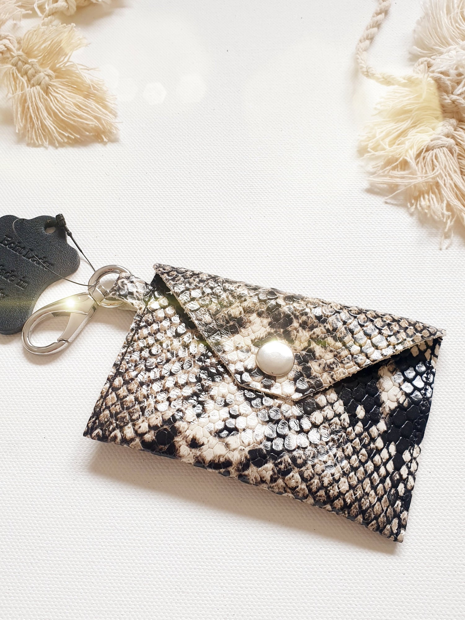 Minibag Taschenanhänger aus Leder mit Schlangen Prägung schwarz beige