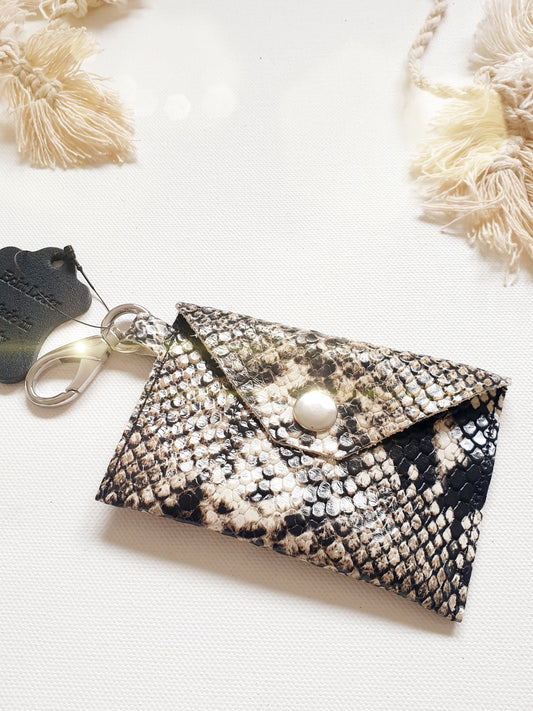 Minibag Taschenanhänger aus Leder mit Schlangen Prägung schwarz beige