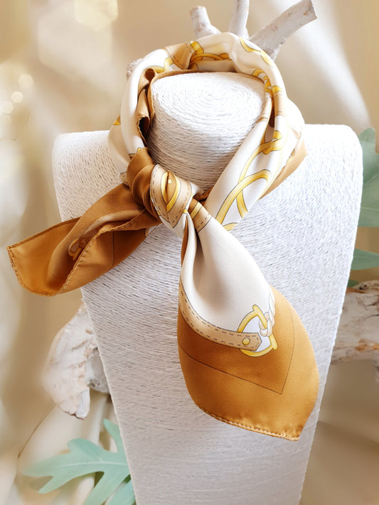 Nickituch aus seidiger Kunstfaser mit Trensen und kettenmuster in hellen Camel und Beige Tönen