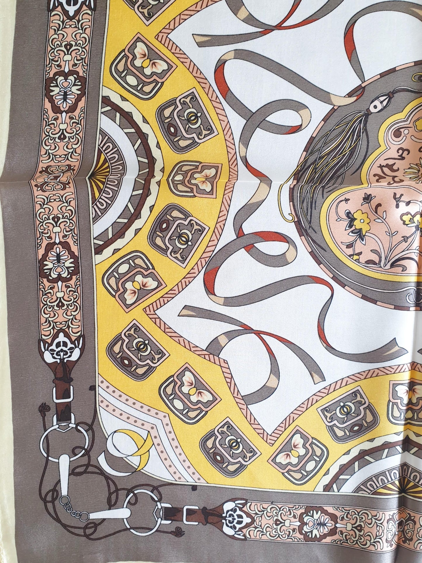 Nickituch kleiner Schal aus Seide mit Muster in Gelb und Taupe Detailansicht 