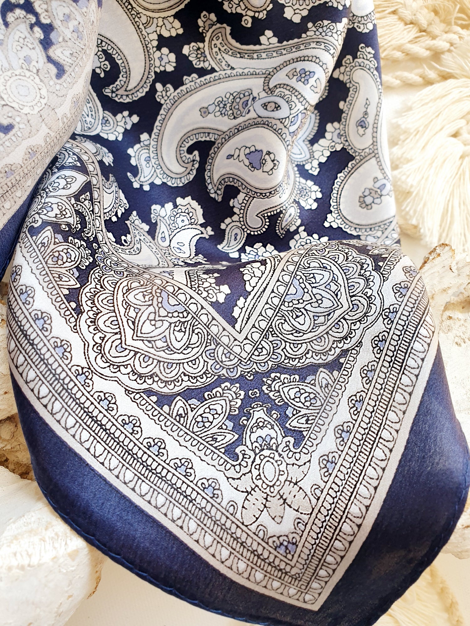 Nickituch aus reiner Seide mit Paisley-Muster in Blautönen