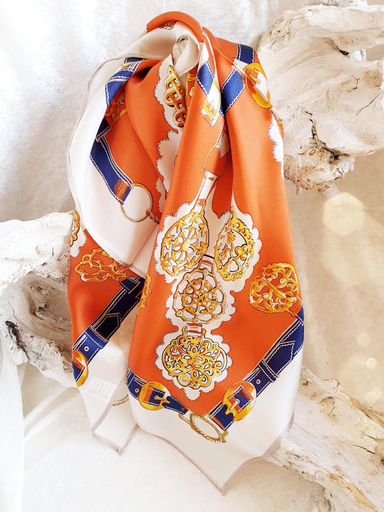 Nickituch aus Seide in Orange mit Muster in Blau und Gelb