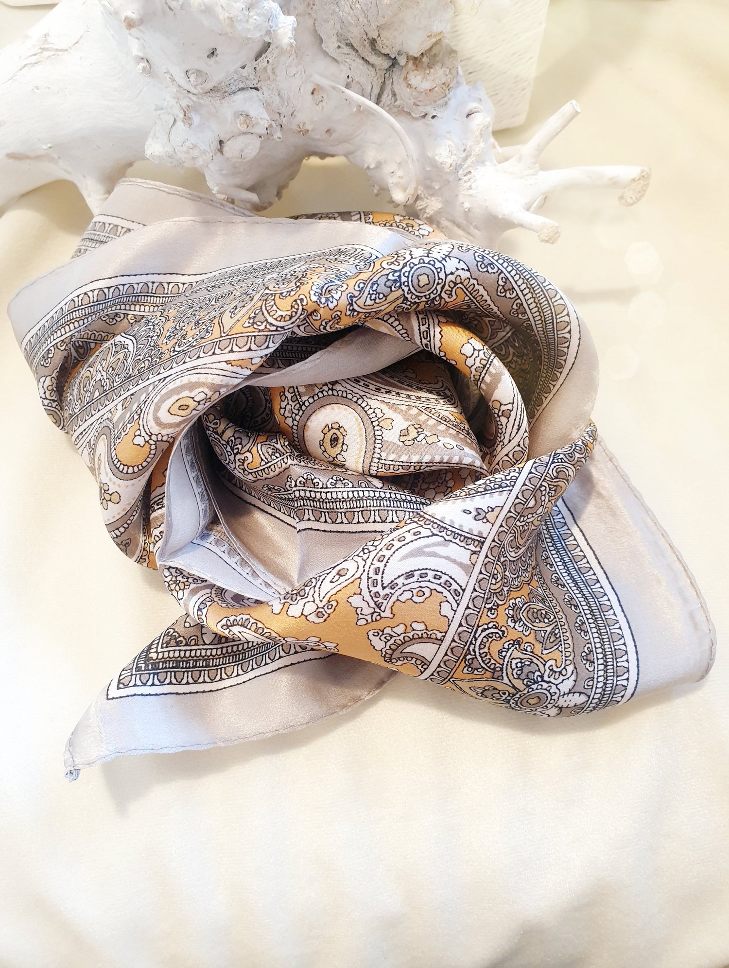 Nickituch aus Seide mit Paisley Muster in taupe apricot