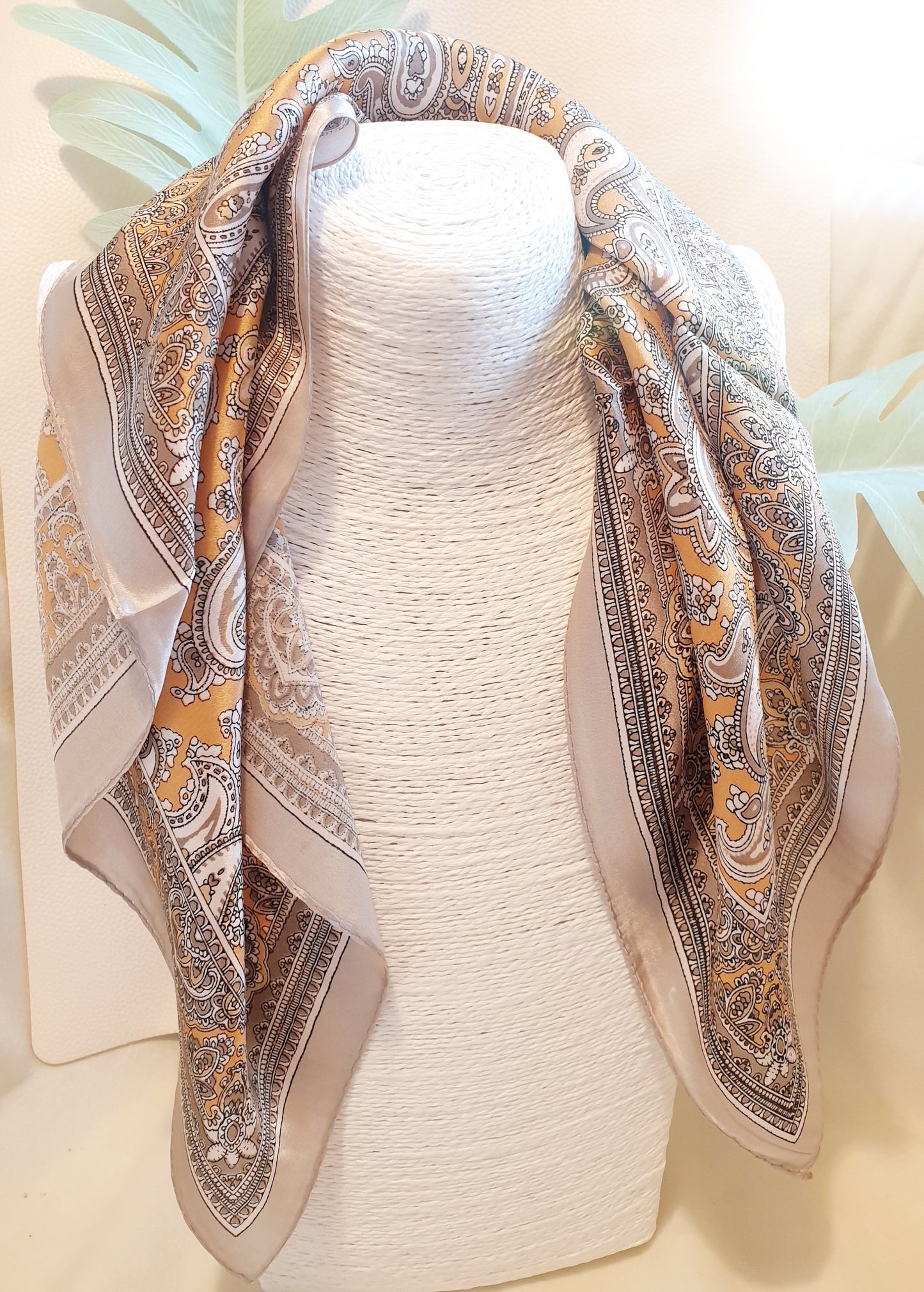 Nickituch aus Seide mit Paisley Muster in taupe apricot