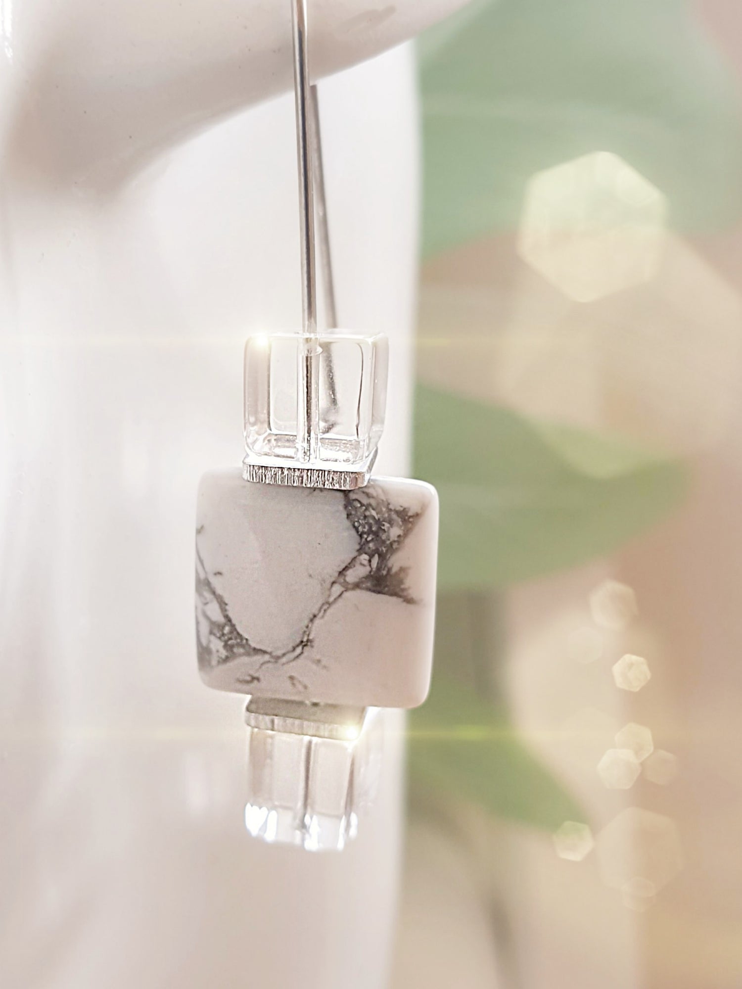 Lange Ohrringe mit Bergkristall und Magnesit