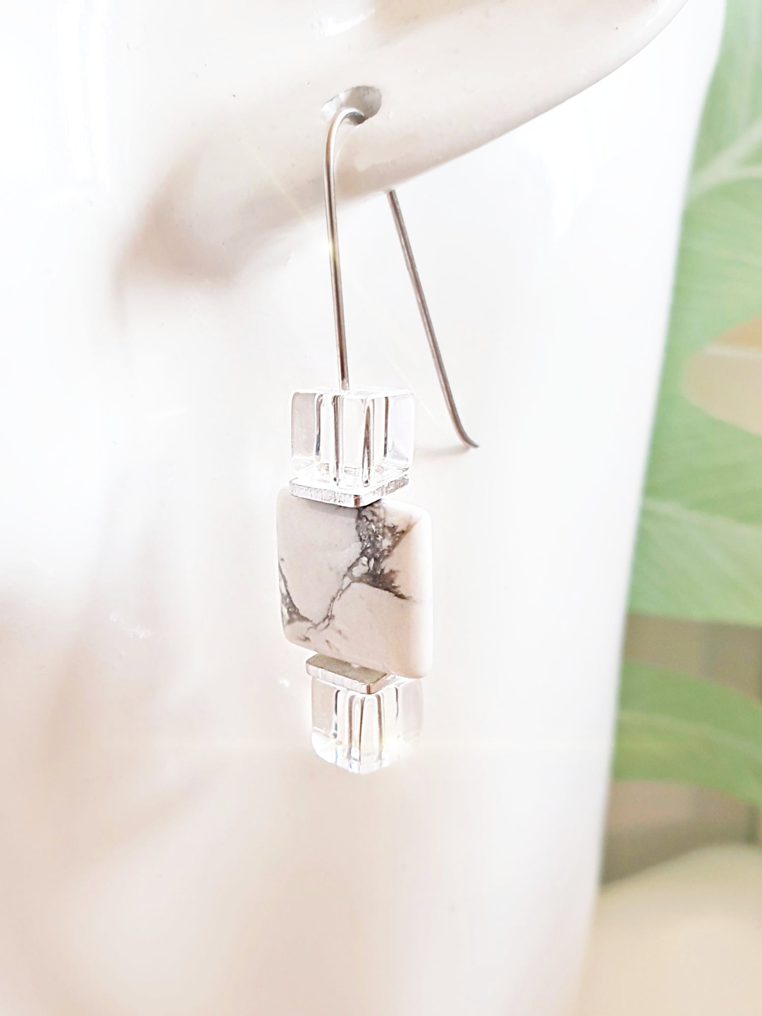 Lange Ohrringe mit Bergkristall und Magnesit