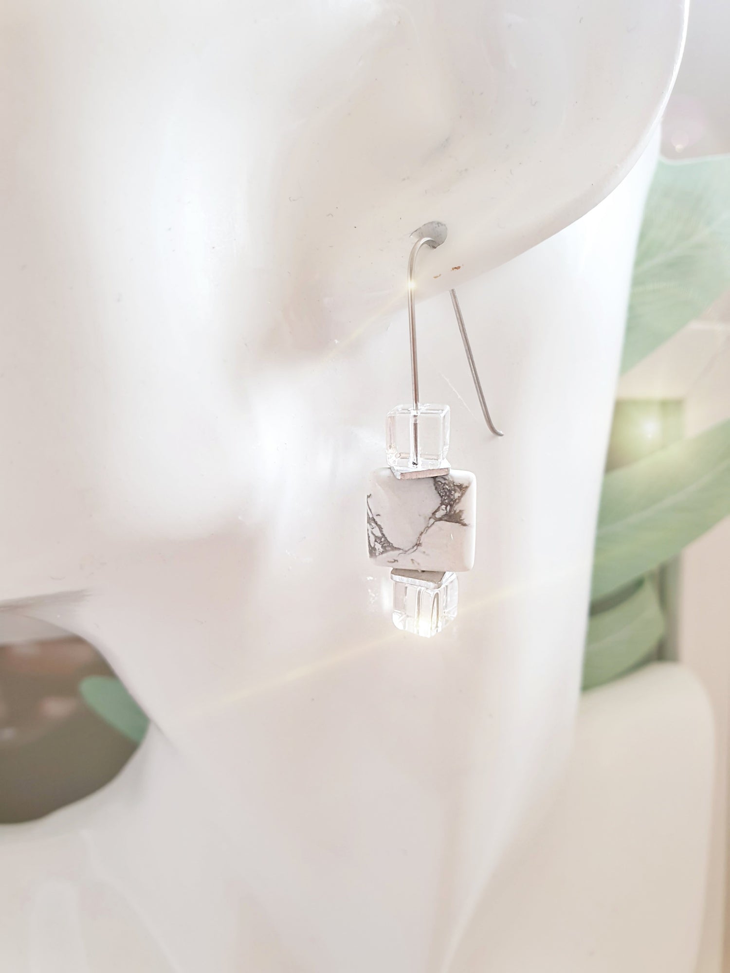 Lange Ohrringe mit Bergkristall und Magnesit