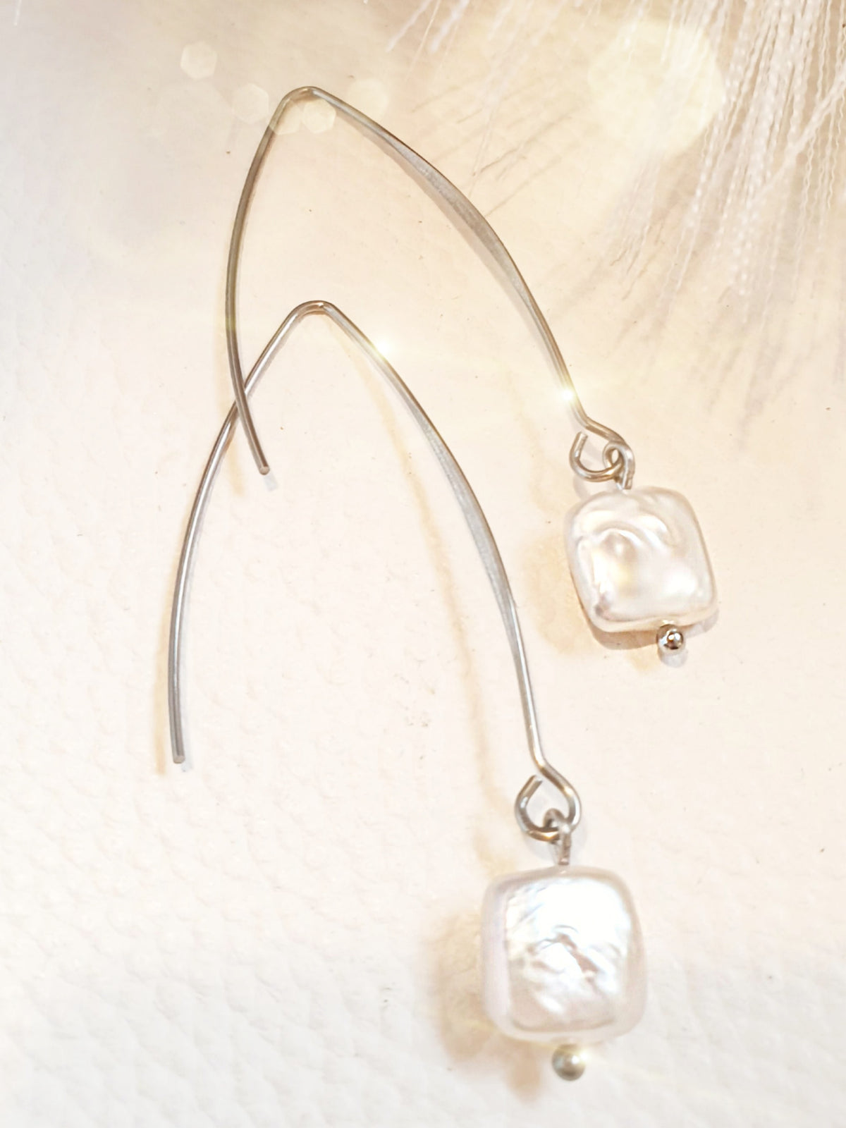 Lange Edelstahlohrringe in Silber mit Süßwasserperle