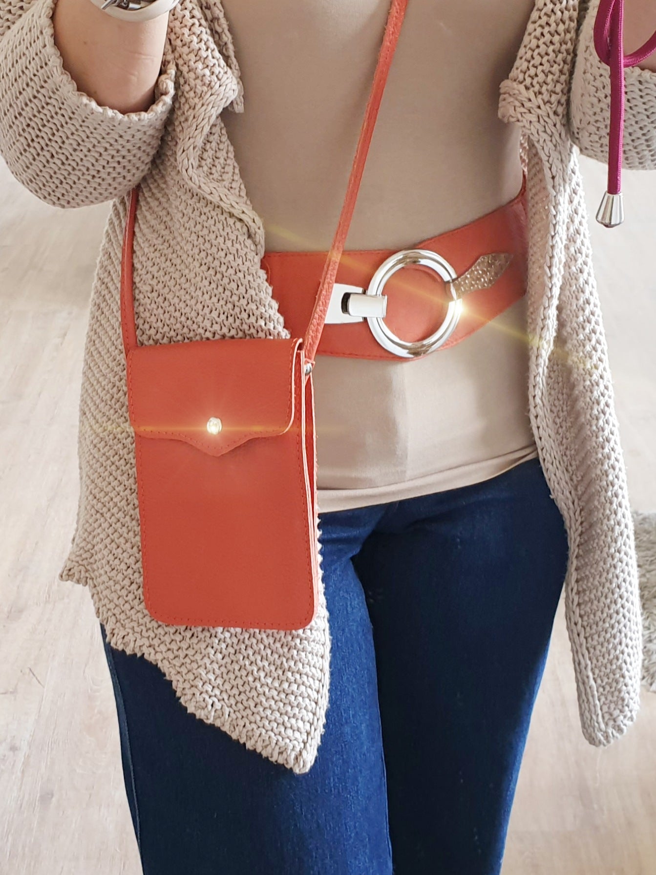Breiter Stretchgürtel aus Kunstleder mit großer Schnalle in Silber Orange Outfit mit Handytasche