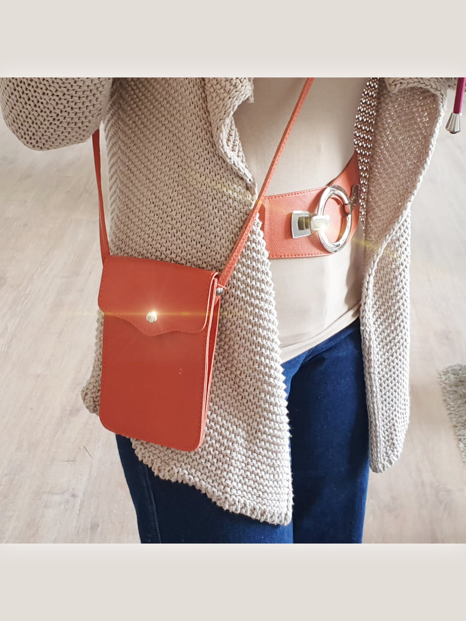 Breiter Stretchgürtel aus Kunstleder mit großer Schnalle in Silber Orange Outfit mit Handytasche