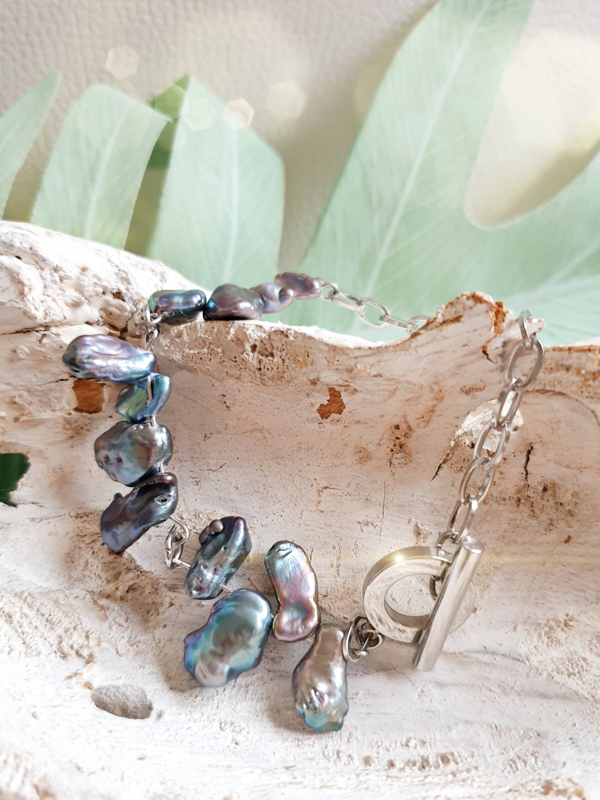 Asymetrisches Armband aus Edelstahl mit dunklen Barockperlen