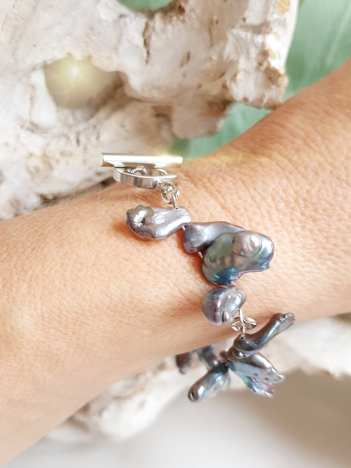 Asymetrisches Armband aus Edelstahl mit dunklen Barockperlen
