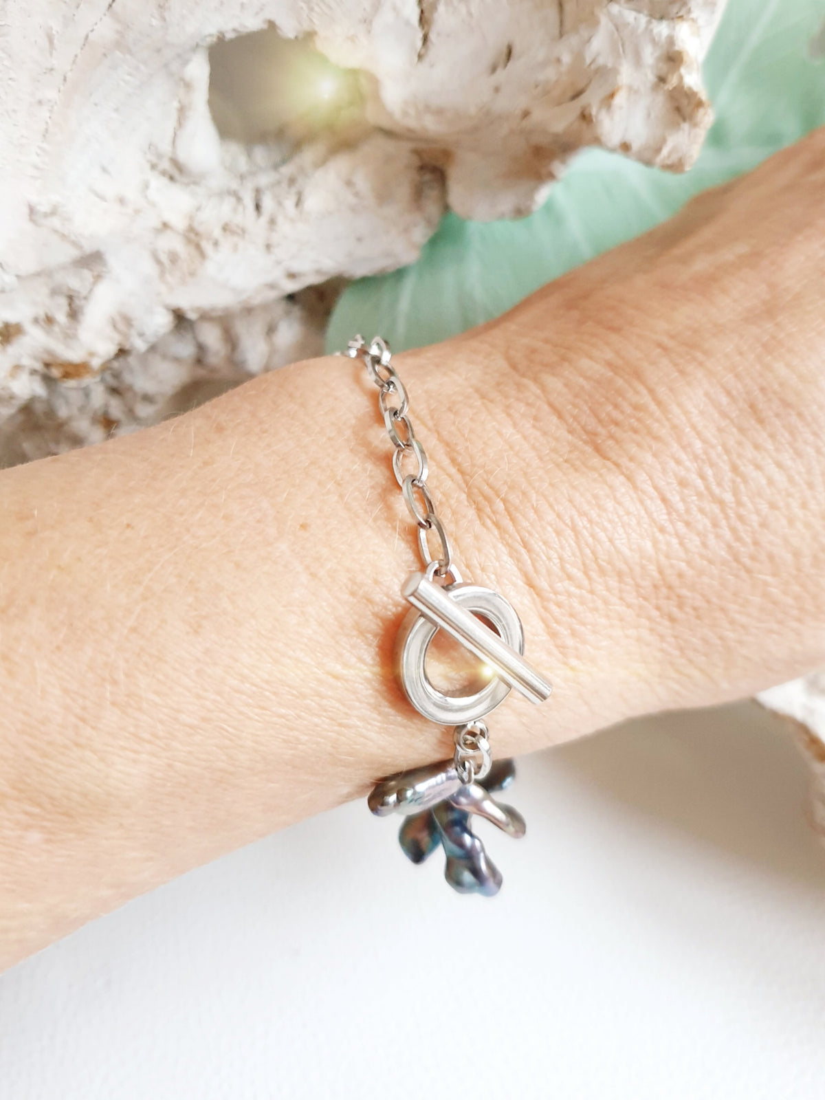 Asymetrisches Armband aus Edelstahl mit dunklen Barockperlen