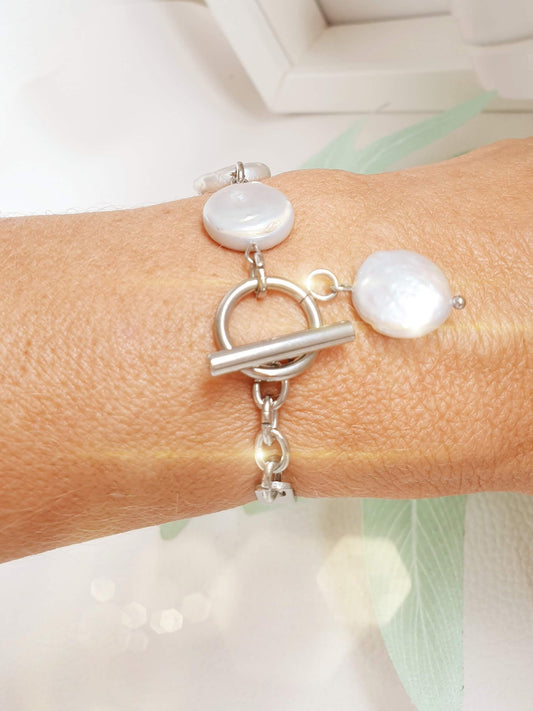 Asymmetrisches Perlenarmband mit großem Süßwasserperlen in Creme mit Knebelverschluss an Arm