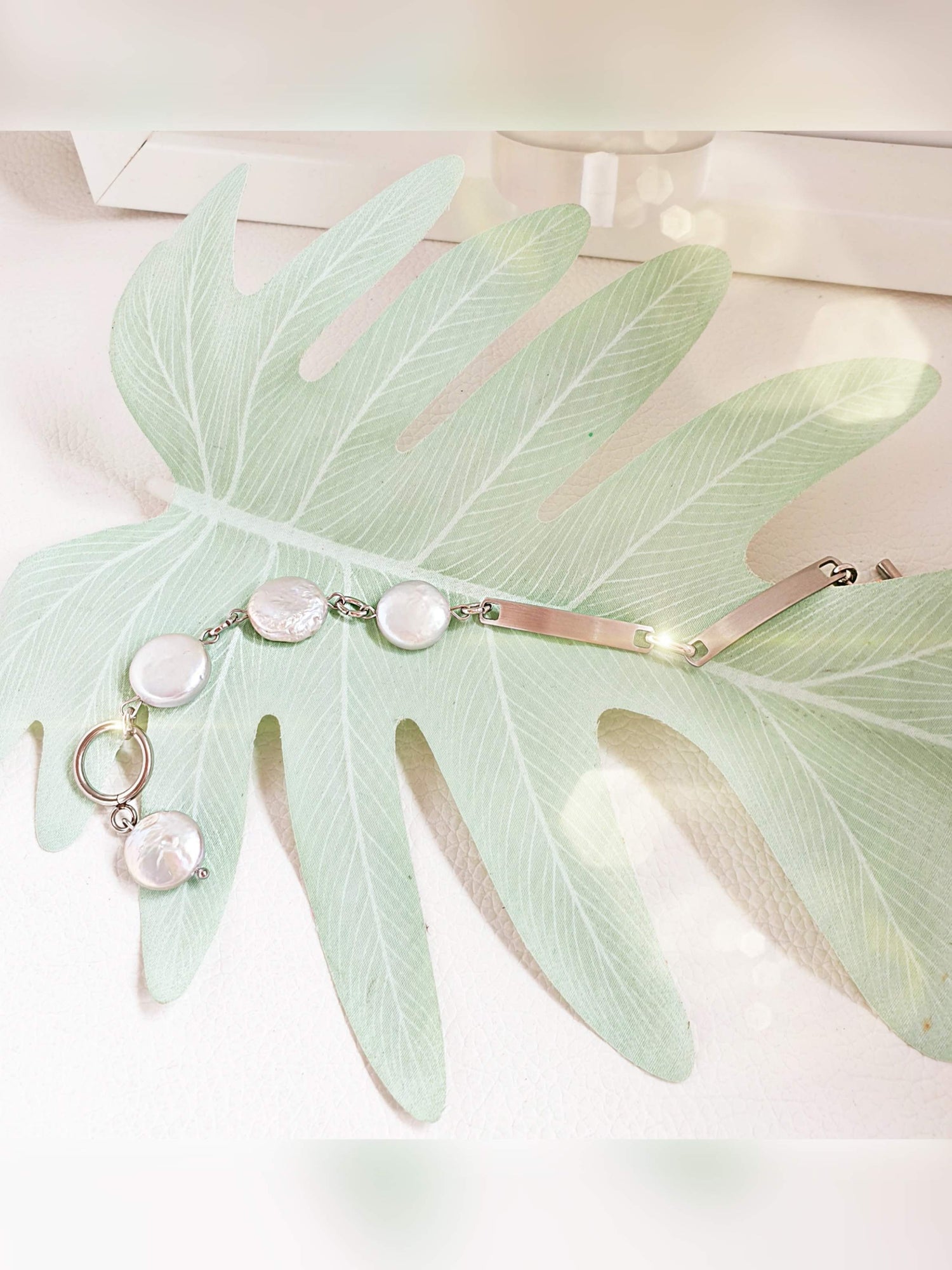 Asymmetrisches Perlenarmband mit großem Süßwasserperlen in Creme mit Knebelverschluss