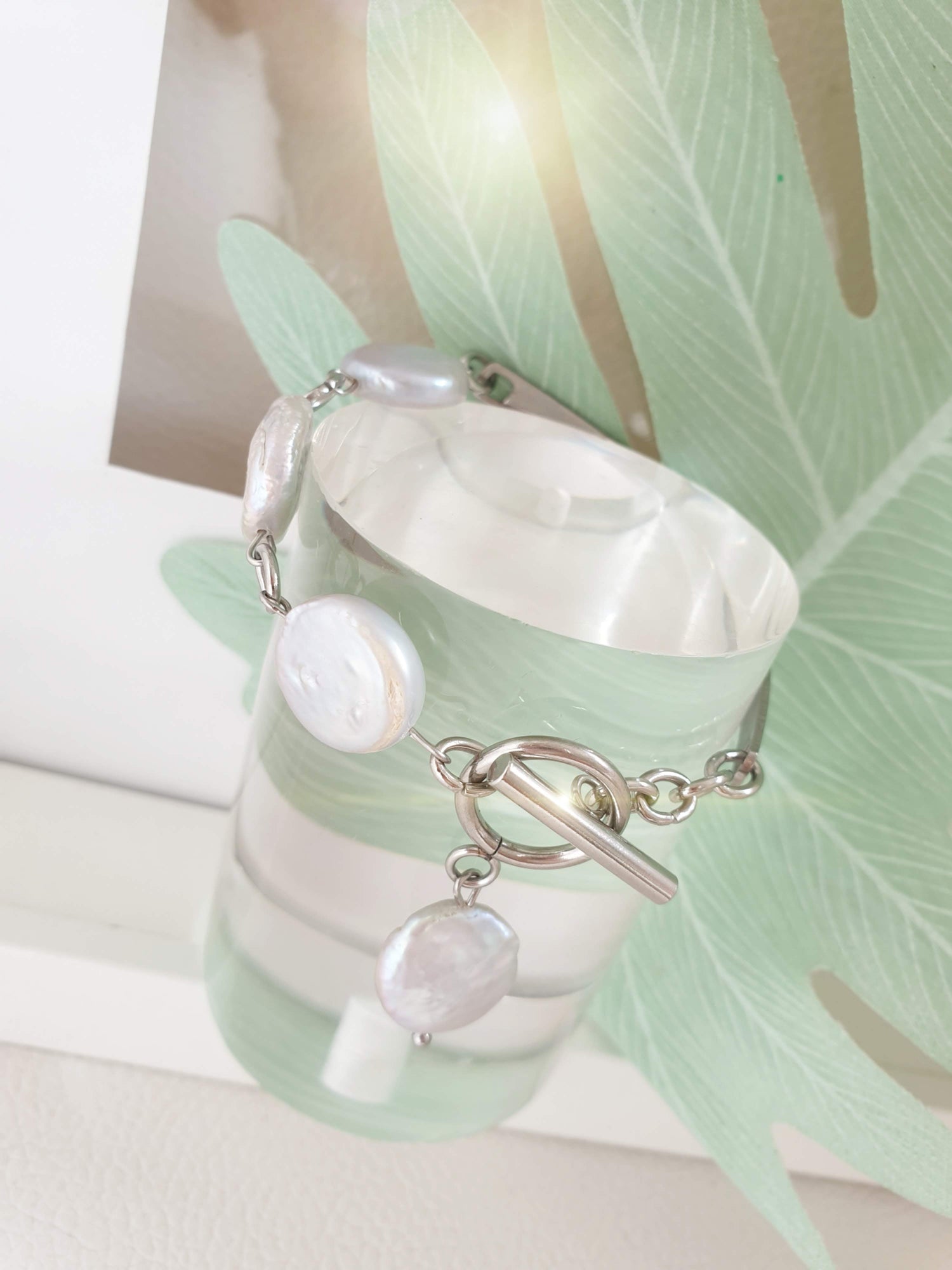 Asymmetrisches Perlenarmband mit großem Süßwasserperlen in Creme mit Knebelverschluss