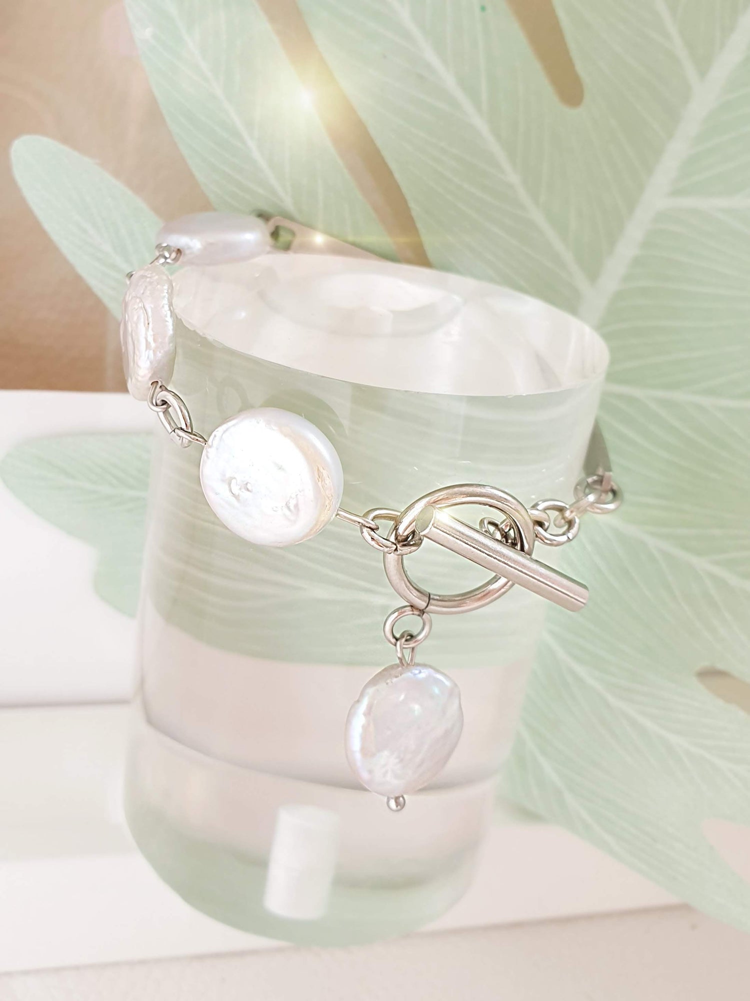 Asymmetrisches Perlenarmband mit großem Süßwasserperlen in Creme mit Knebelverschluss