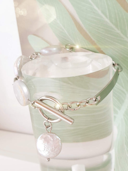 Asymmetrisches Perlenarmband mit großem Süßwasserperlen in Creme mit Knebelverschluss