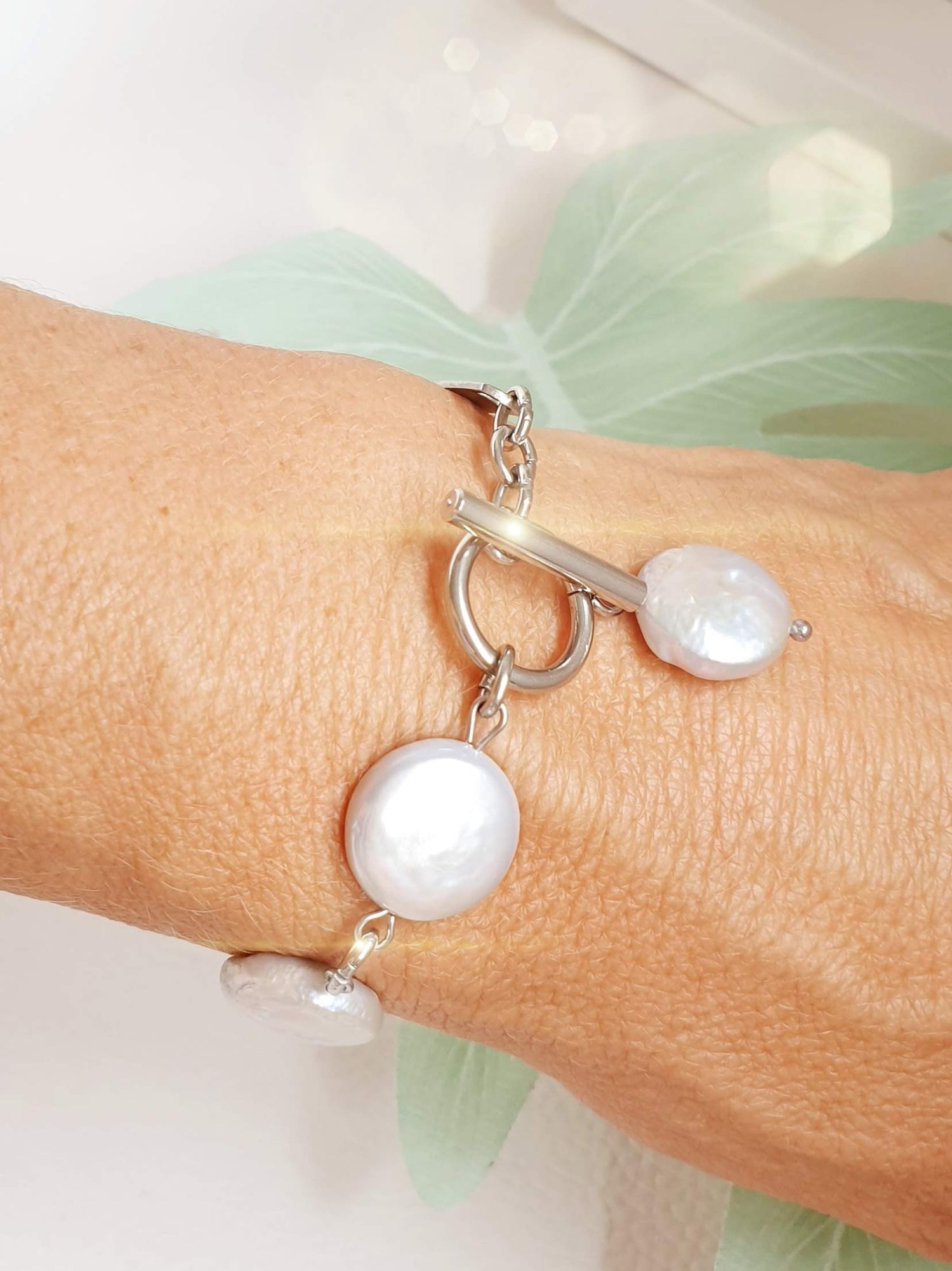 Asymmetrisches Perlenarmband mit großem Süßwasserperlen in Creme mit Knebelverschluss