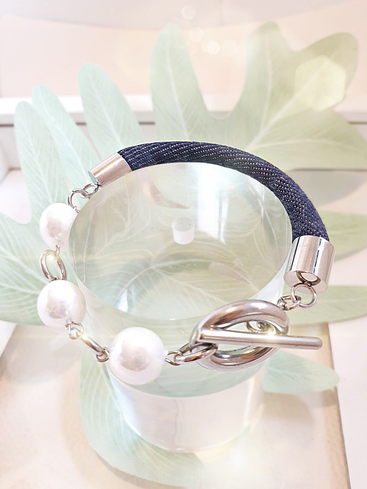 Armband mit großen Perlen und Jeans