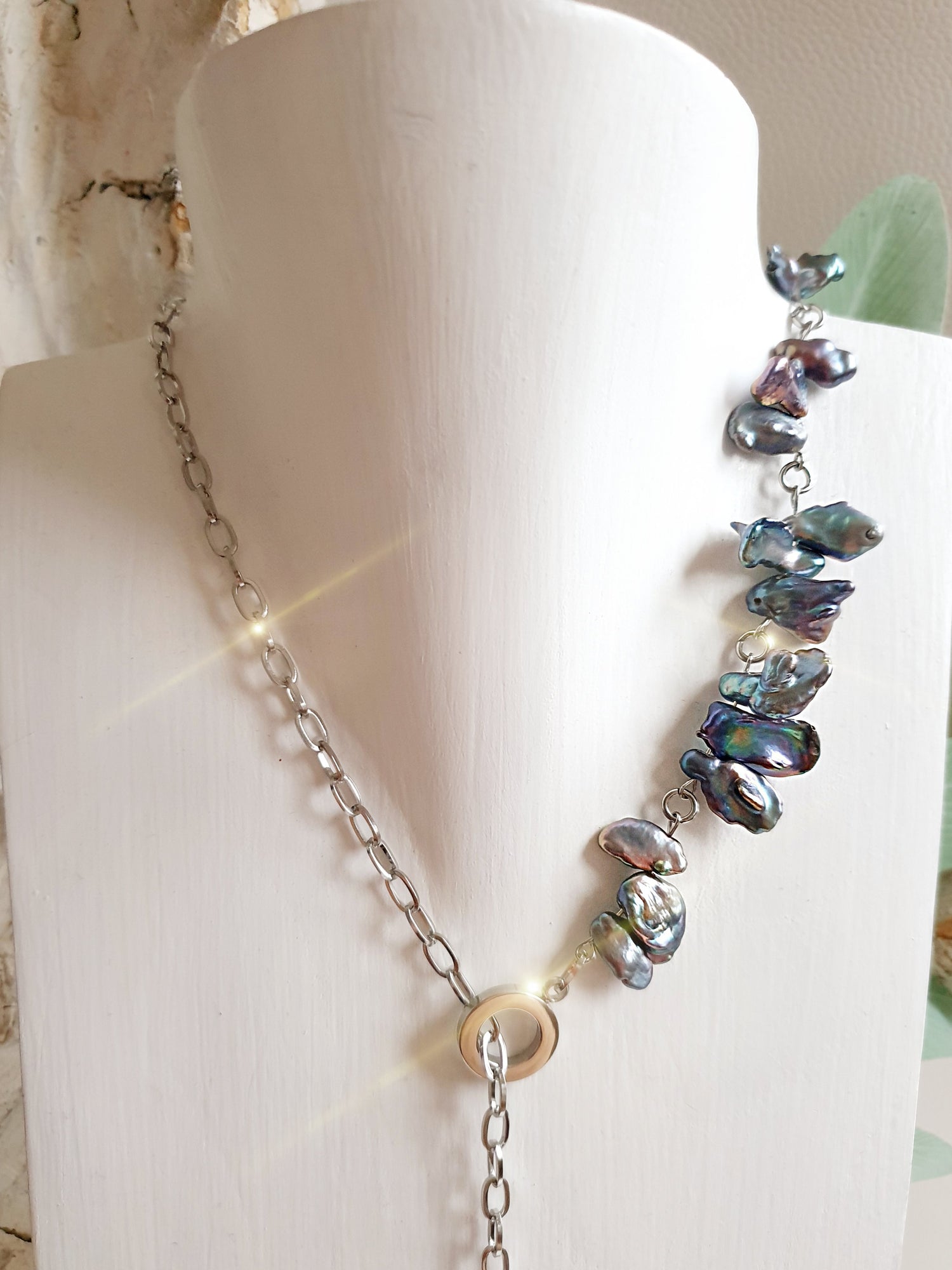 Asymmetrische Perlenkette mit dunklen Barockperlen