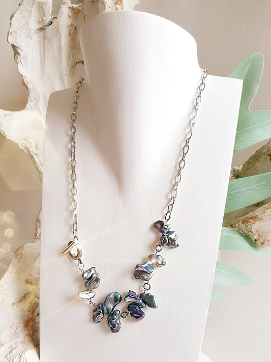 Asymmetrische Perlenkette mit dunklen Barockperlen