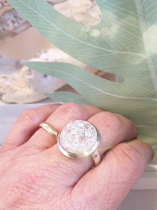 Ring aus Silber mit gecrashtem Bergkristall