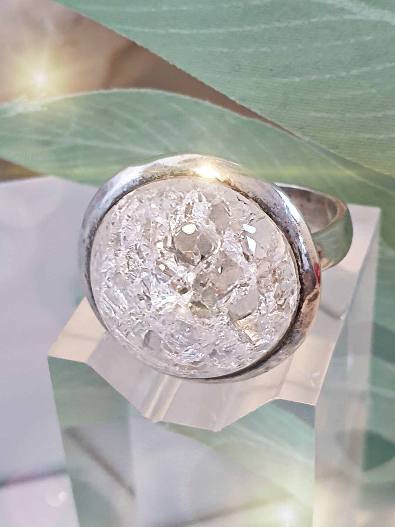 Ring aus Silber mit gecrashtem Bergkristall