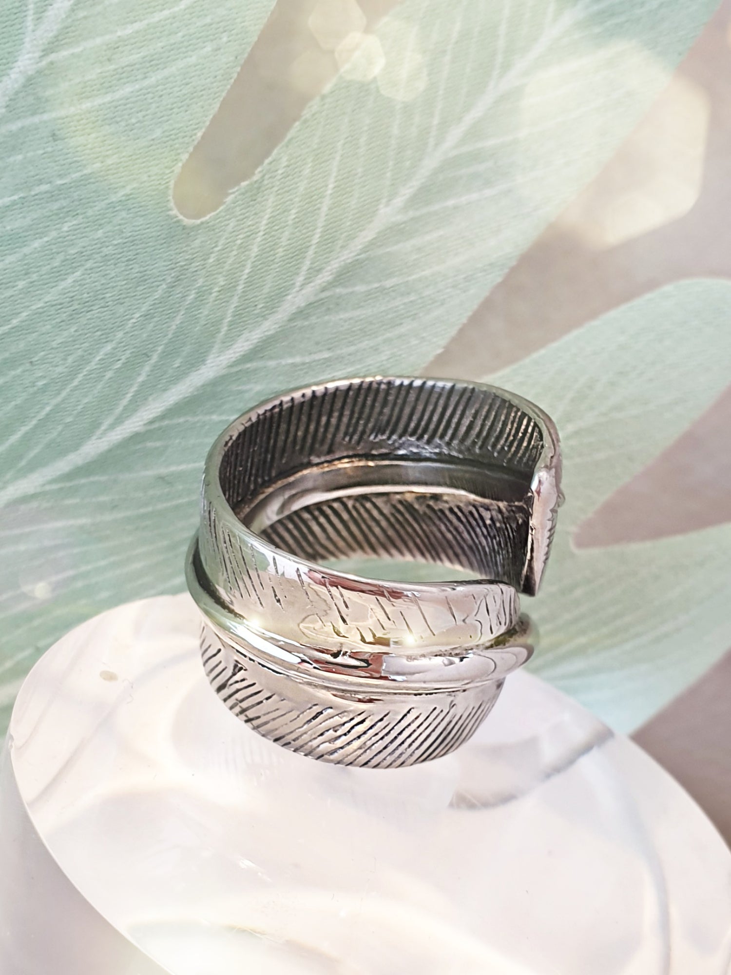 Breiter Edelstahl-Ring mit Blatt in Silber geschwärzt