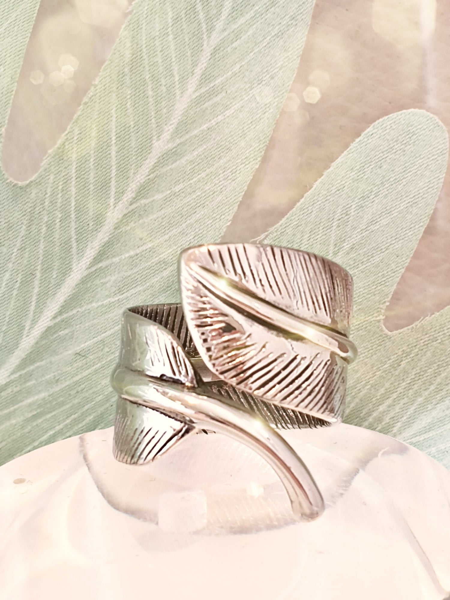 Breiter Edelstahl-Ring mit Blatt in Silber geschwärzt