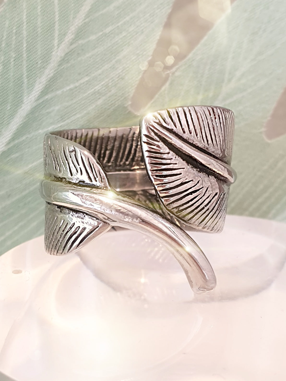 Breiter Edelstahl-Ring mit Blatt in Silber geschwärzt