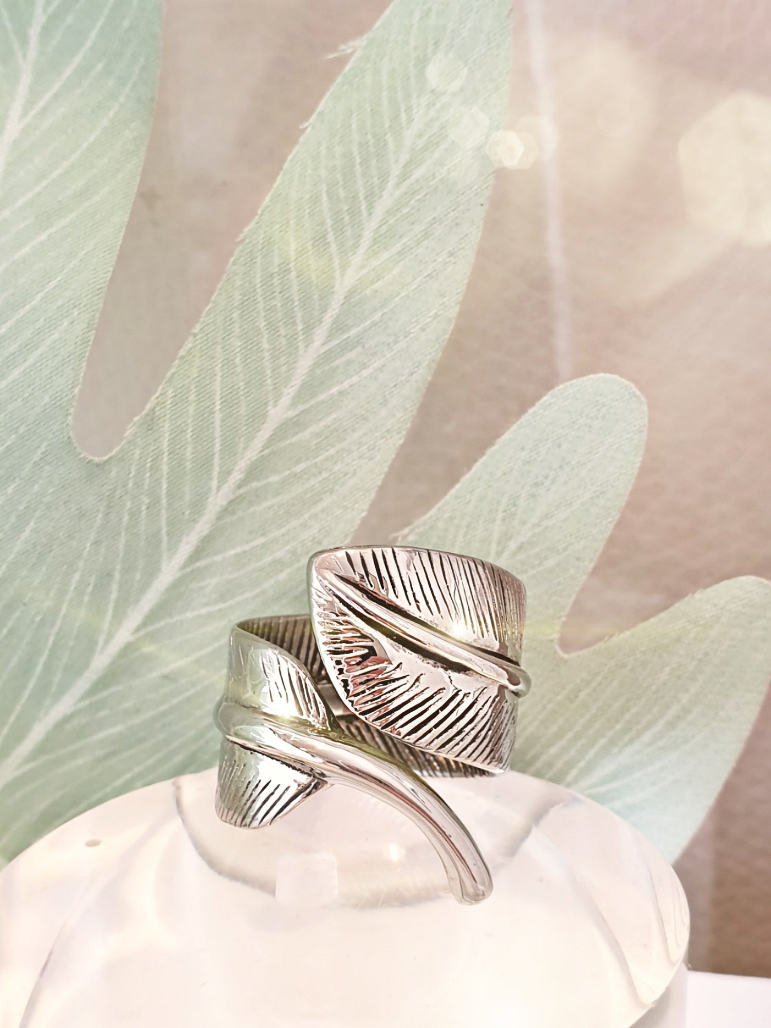 Breiter Edelstahl-Ring mit Blatt in Silber geschwärzt