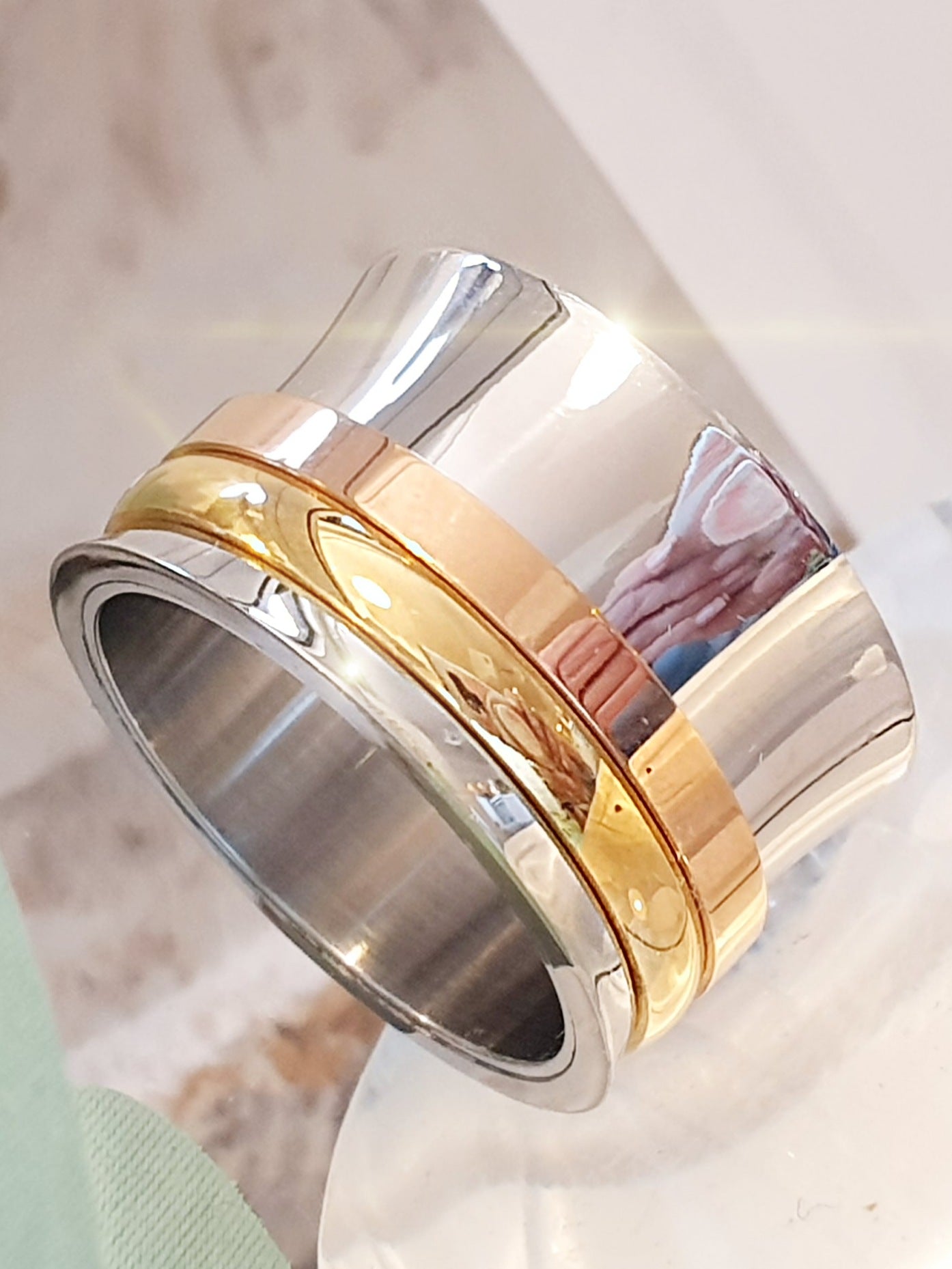 Breiter Edelstahlring in Silber mit Spielringen in Roségold und Gelbgold
