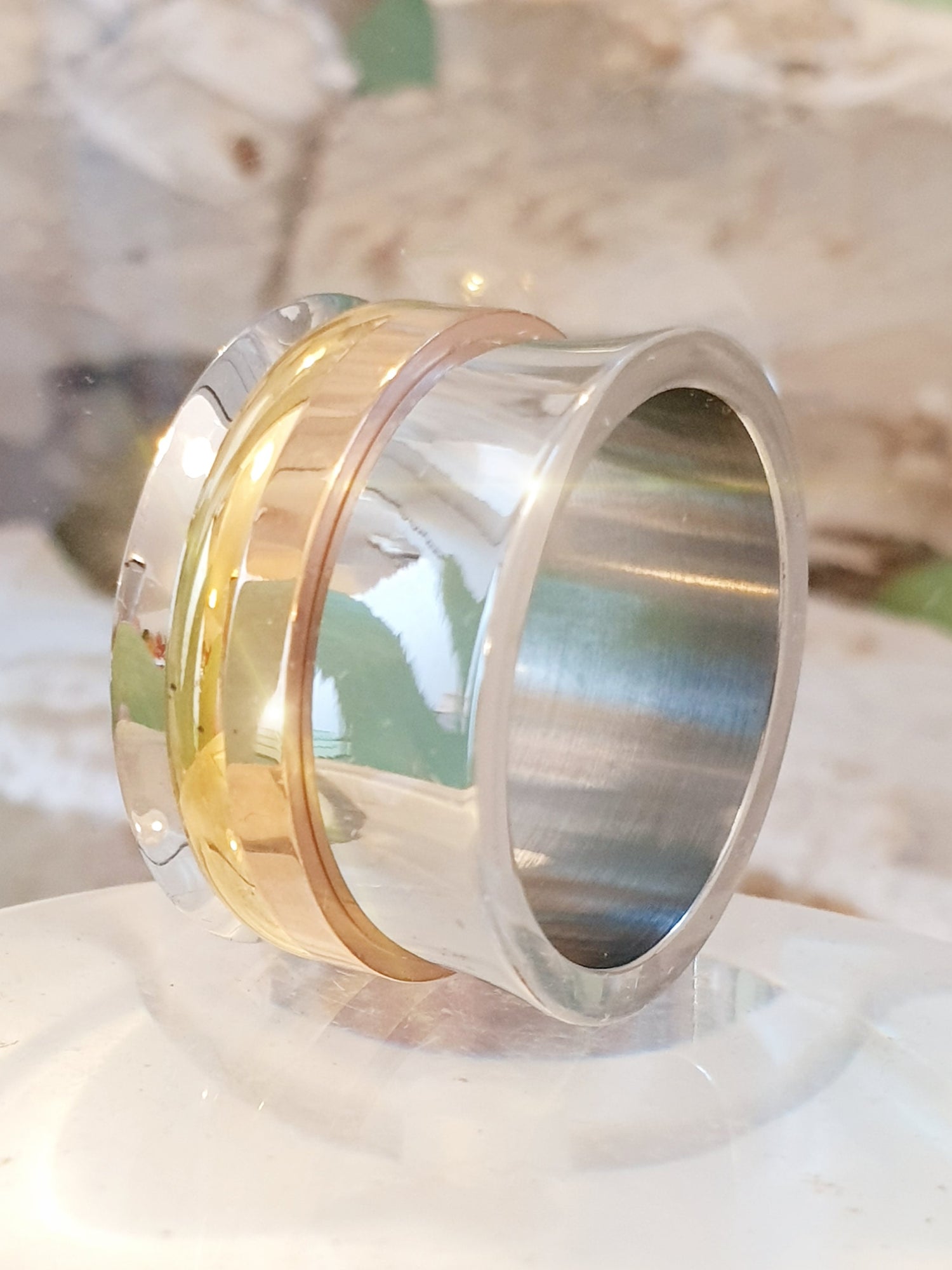 Breiter Edelstahlring in Silber mit Spielringen in Roségold und Gelbgold